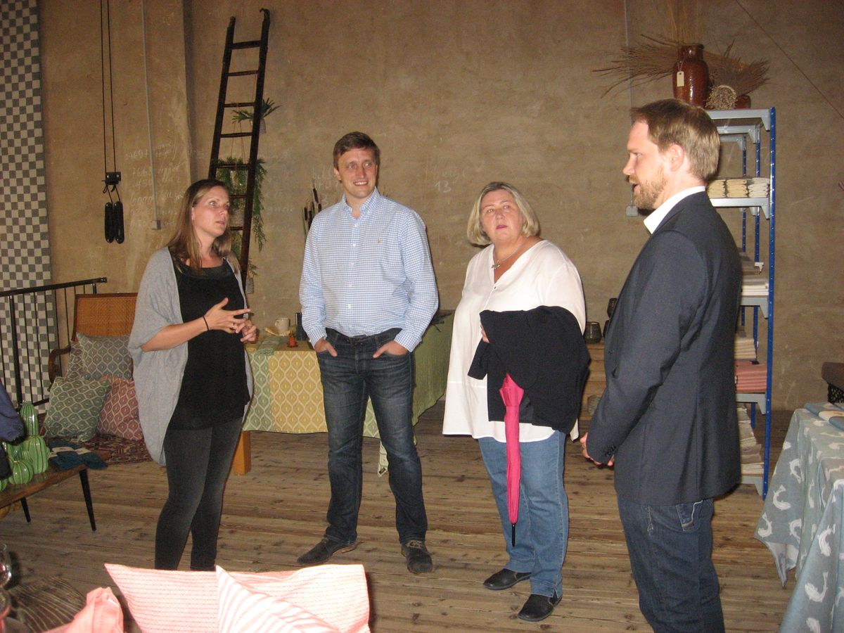 Die Geschwister Lara Himmel (links) und Adrian Seegers (rechts) erläutern den Unionspolitikern die Umbauarbeiten.