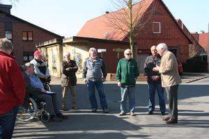 AK Bau in Groenheidorn - Ortsbürgermeister Manfred Wenzel informiert interessierte Teilnehmer und Mitglieder des Arbeitskreises.