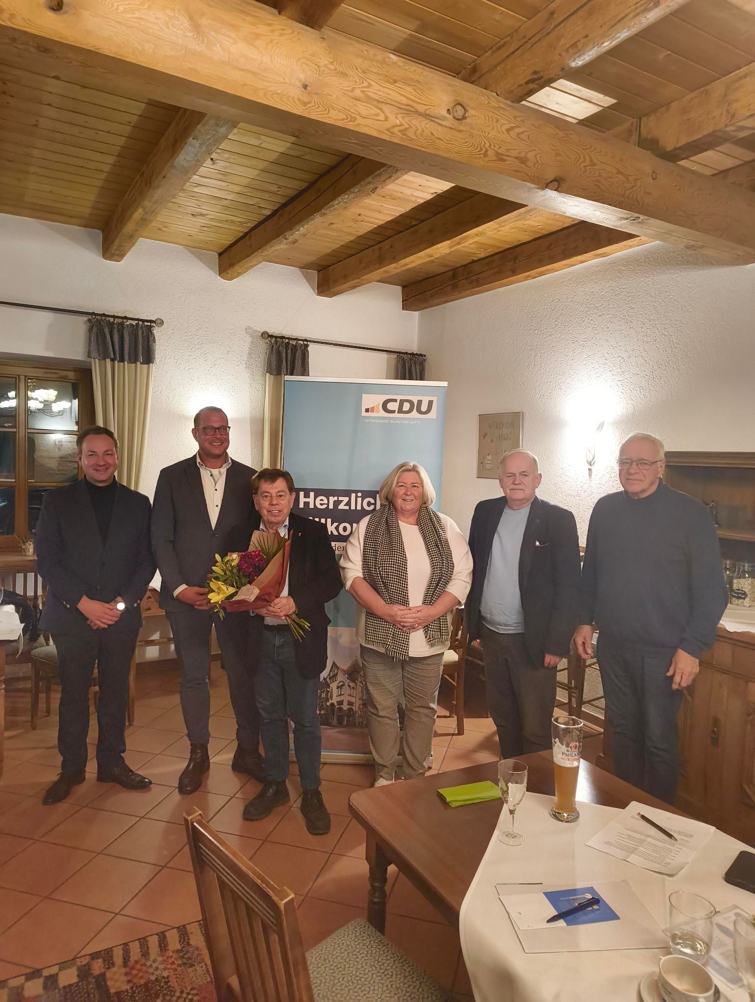 Auf dem Foto von links nach rechts: CDU-Chef Martin Pavel, Frederik Bindt, Rolf-Axel Eberhardt, Christiane Schweer, Manfred Wenzel und Manfred Grne